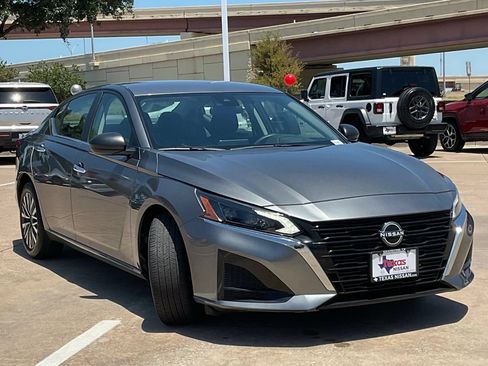 Used 2024 Nissan Altima 2.5 SV FWD image 3