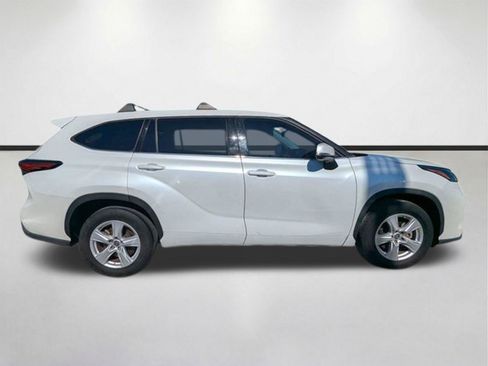 Used 2022 Toyota Highlander L FWD image 2