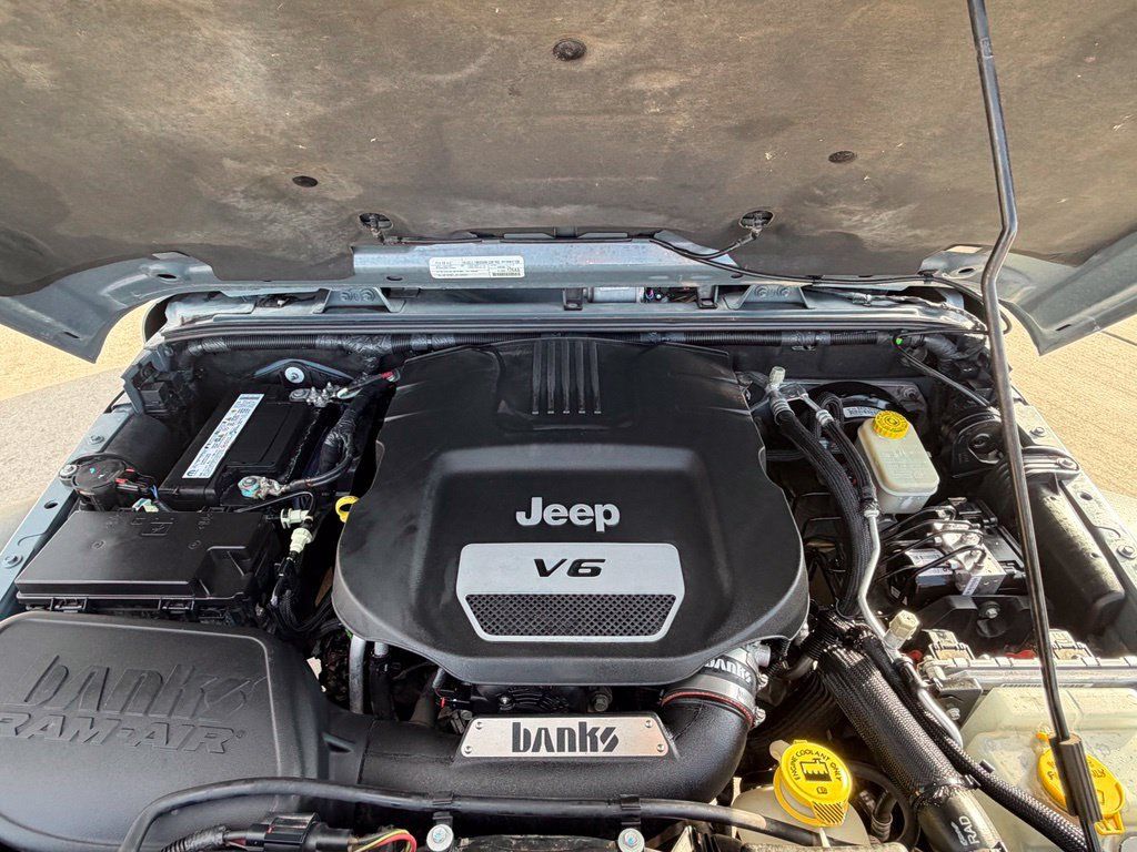 Used 2015 Jeep Wrangler Unlimited Rubicon w/ Connectivity Group AWD/4WD image 36