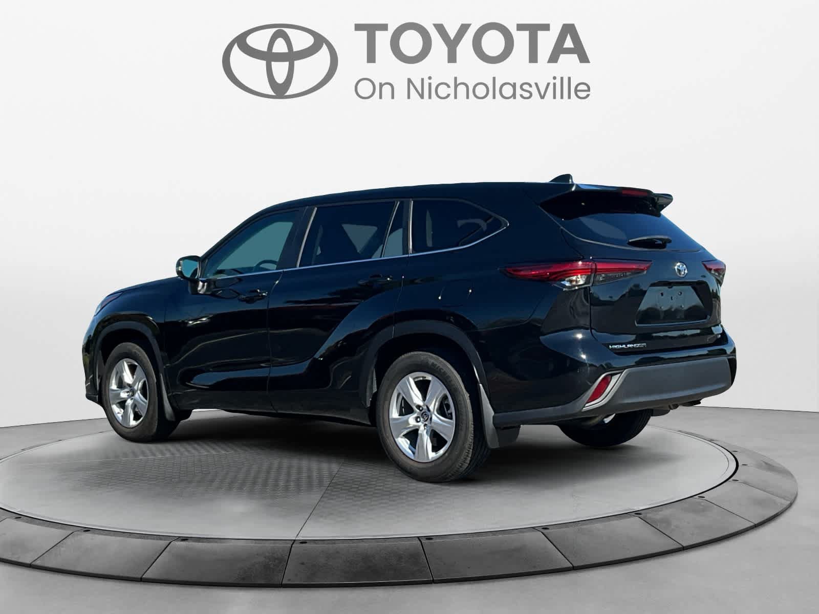 Used 2023 Toyota Highlander LE FWD image 3