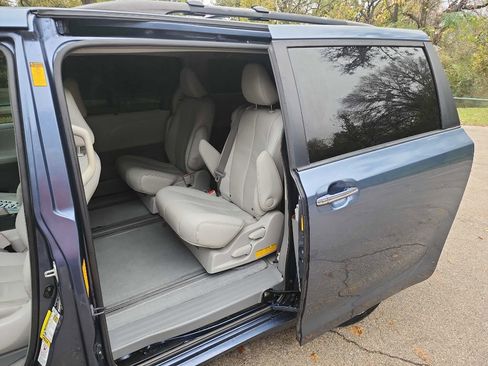 Used 2014 Toyota Sienna XLE image 24