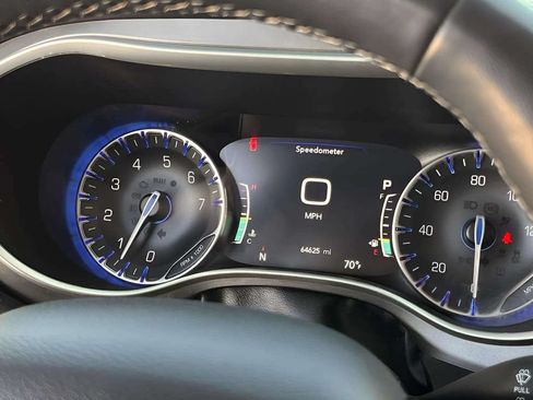 Used 2022 Chrysler Pacifica Touring-L FWD image 19