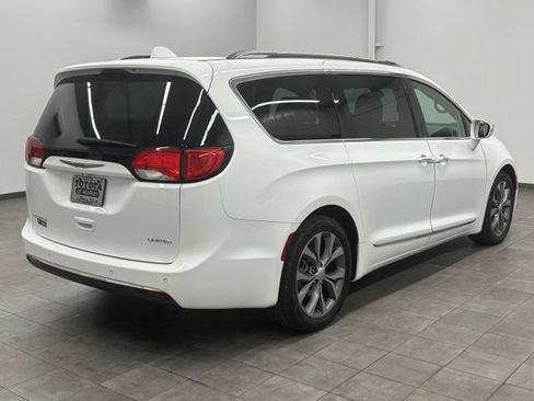 Used 2018 Chrysler Pacifica Limited w/ Tire & Wheel Group FWD image 2