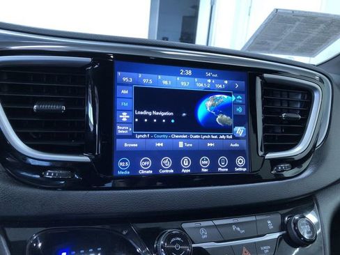 Used 2020 Chrysler Pacifica Touring-L Plus image 30