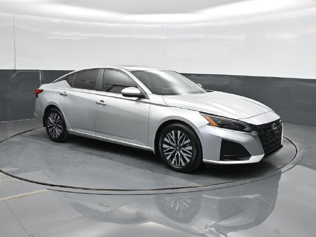 Used 2023 Nissan Altima 2.5 SV w/ SV Premium Package FWD image 6