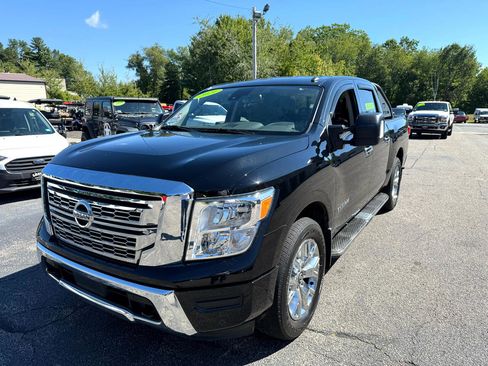 Used 2021 Nissan Titan SV w/ SV Convenience Package image 2