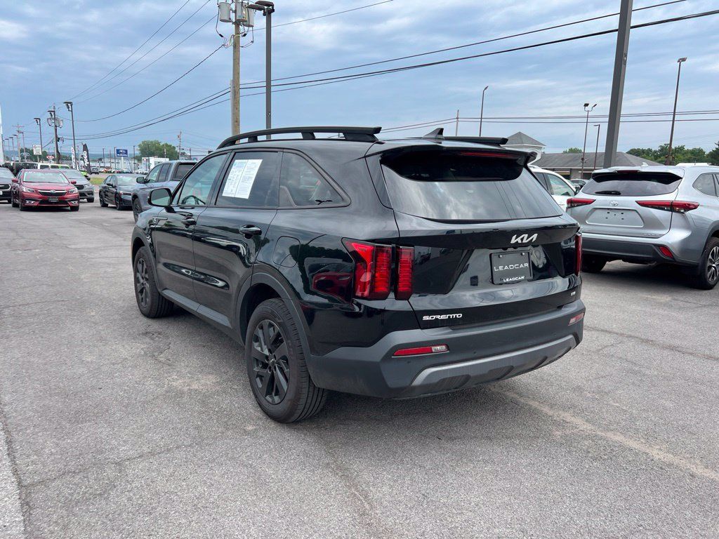 Used 2023 Kia Sorento S w/ Panoramic Sunroof Package AWD/4WD image 3