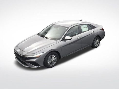 Used 2025 Hyundai Elantra SE FWD image 23