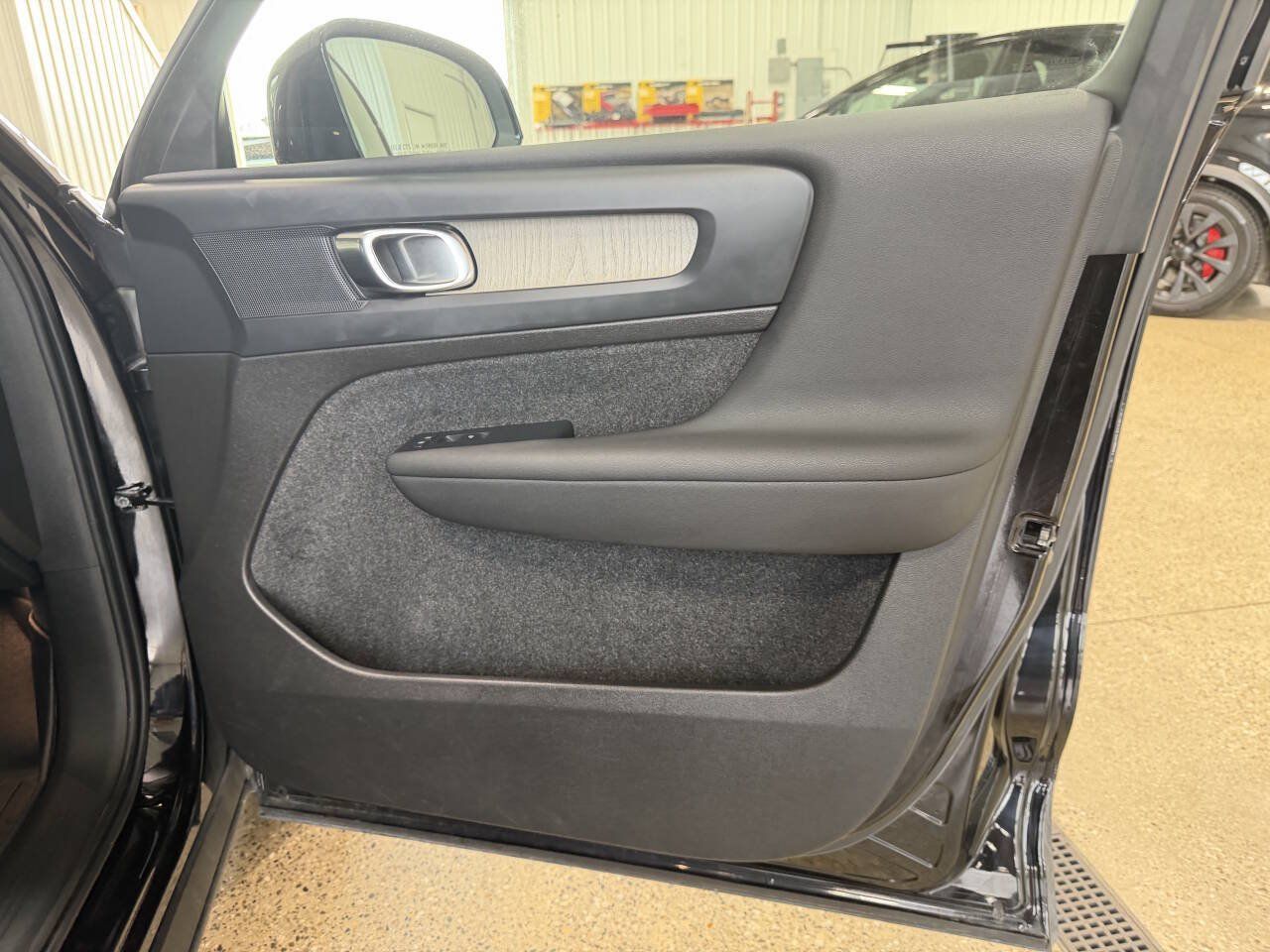 Used 2023 Volvo XC40 B4 Core FWD image 30