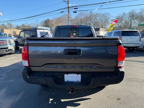 Used 2017 Toyota Tacoma 2WD Access Cab image 7