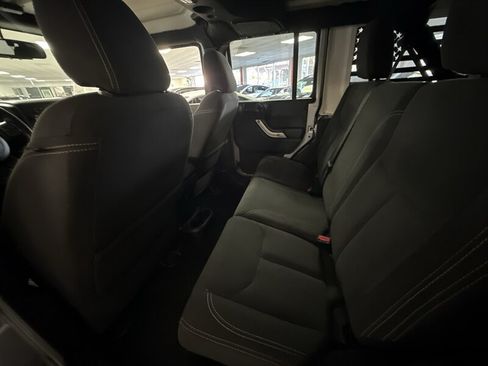 Used 2018 Jeep Wrangler Unlimited Sahara AWD/4WD image 32