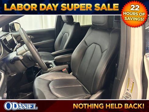 Used 2025 Chrysler Pacifica Select FWD image 5