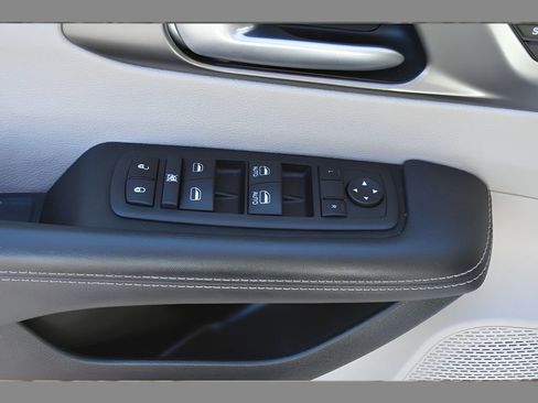 Used 2024 Chrysler Pacifica Touring-L image 15