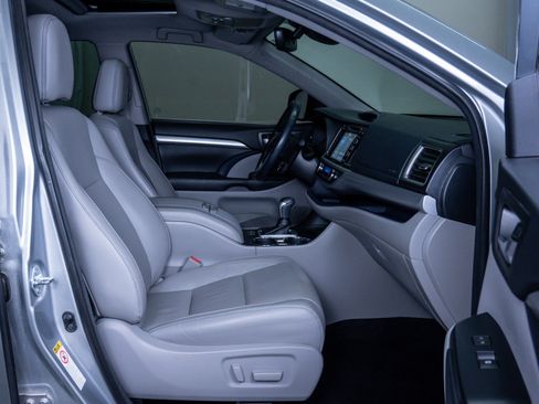 Used 2018 Toyota Highlander XLE image 11