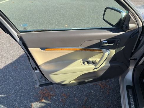 Used 2010 Lincoln MKZ image 15