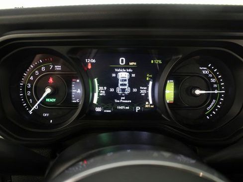 Used 2025 Jeep Wrangler Unlimited Sahara image 11