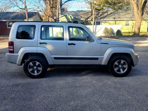 Used 2008 Jeep Liberty Sport image 2