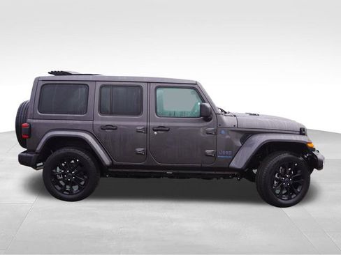 Used 2025 Jeep Wrangler Unlimited Sahara w/ Safety Group AWD/4WD image 4
