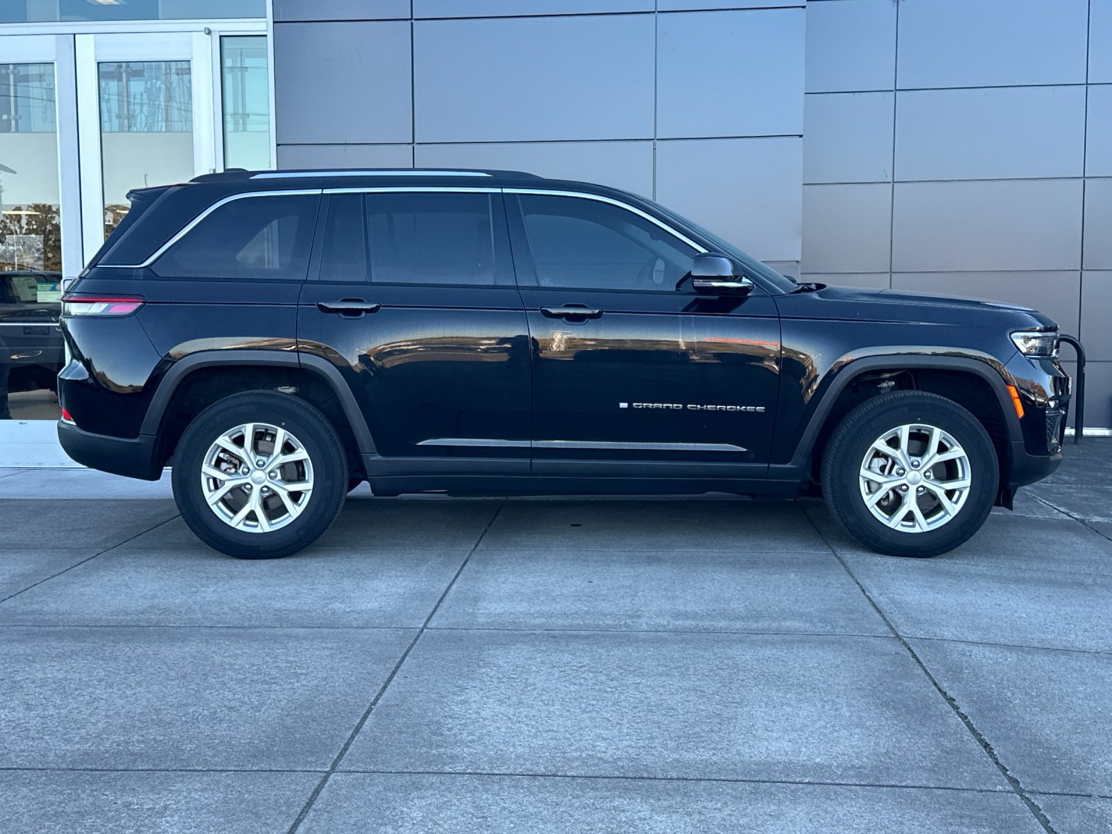 Used 2023 Jeep Grand Cherokee Limited w/ Trailer Tow Prep Group (B) AWD/4WD image 3