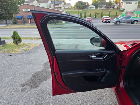 Used 2017 Alfa Romeo Giulia AWD image 10