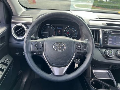 Used 2018 Toyota RAV4 LE FWD image 15