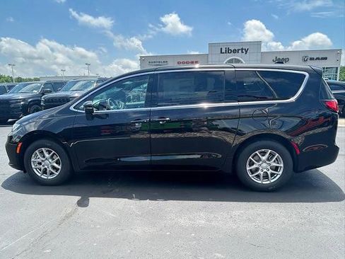 New 2025 Chrysler Pacifica Select image 11