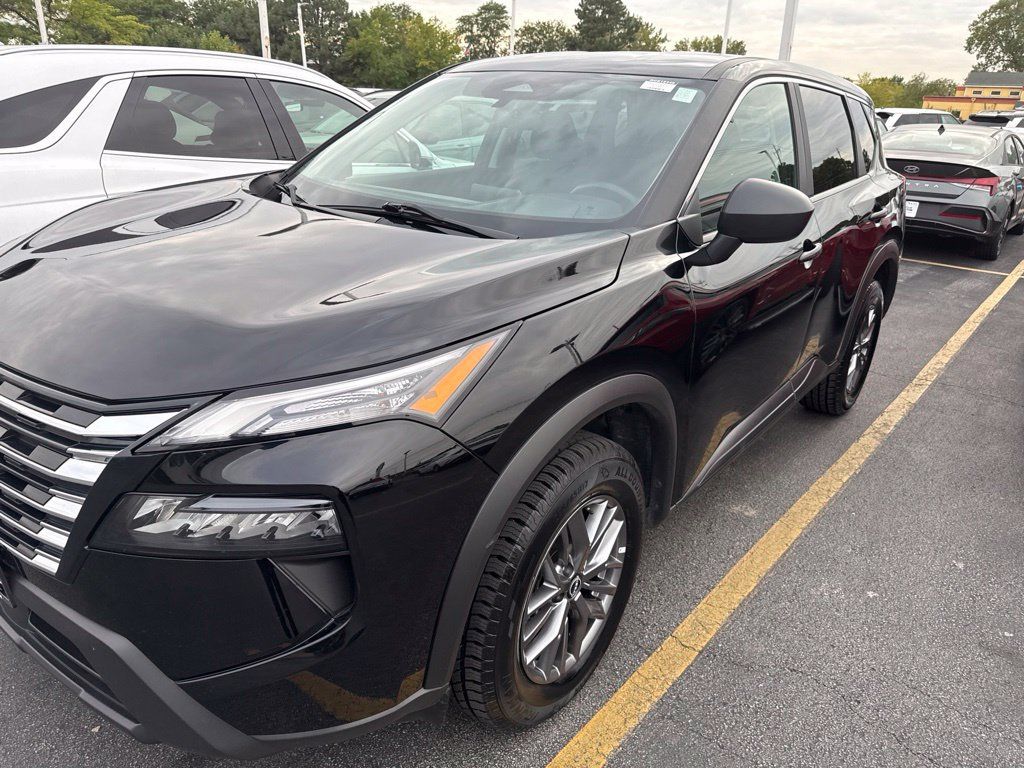 Used 2024 Nissan Rogue S AWD/4WD image 2