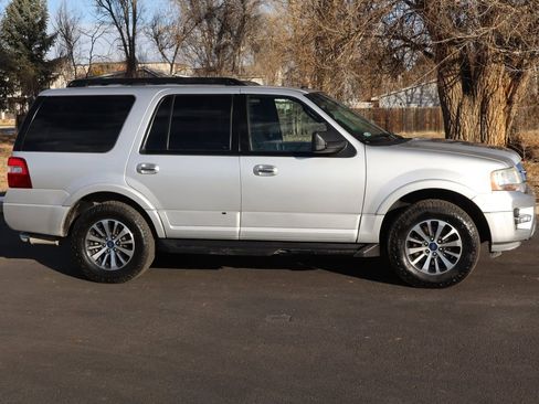Used 2017 Ford Expedition XLT image 3