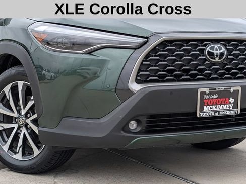 Used 2025 Toyota Corolla Cross XLE w/ Convenience Package FWD image 3