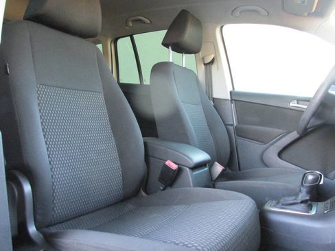 Used 2011 Volkswagen Tiguan S image 22
