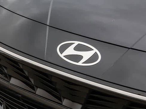 Certified 2025 Hyundai Elantra Limited FWD image 11