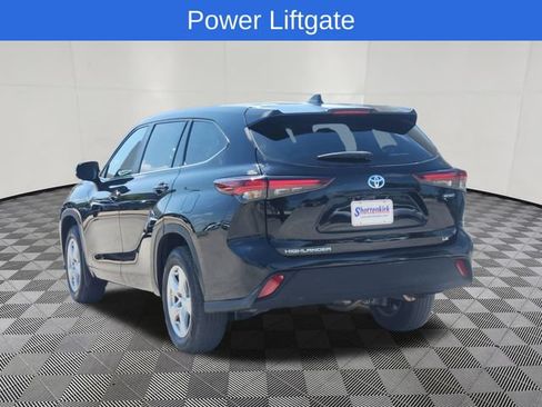 Used 2024 Toyota Highlander LE AWD/4WD image 3