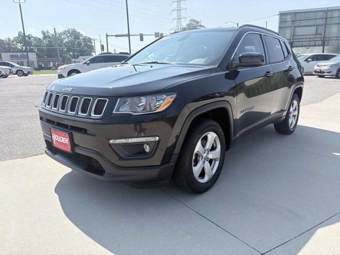 Used 2019 Jeep Compass Latitude w/ Popular Equipment Group AWD/4WD image 3