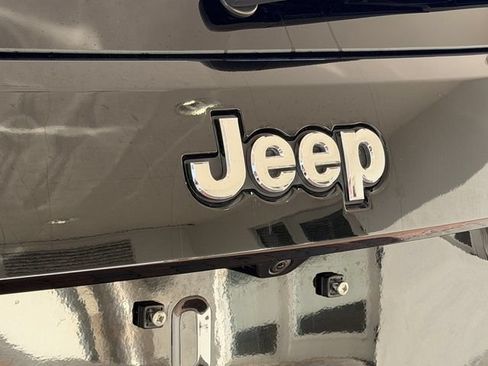 Used 2019 Jeep Grand Cherokee Laredo w/ Laredo X Package RWD image 10