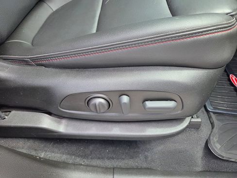 Used 2023 Chevrolet Traverse RS FWD image 18