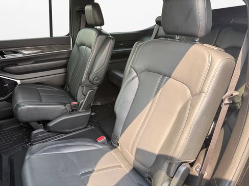 Used 2022 Jeep Wagoneer Series III w/ Premium Group I AWD/4WD image 15