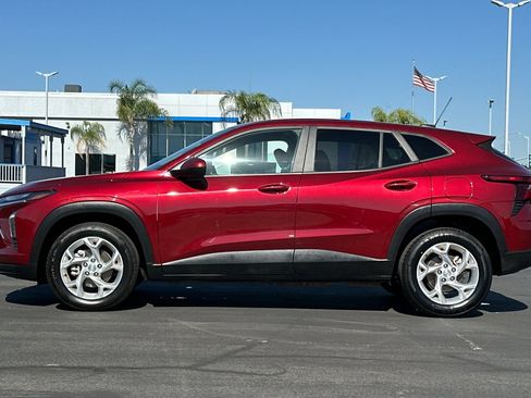 Used 2024 Chevrolet Trax LS w/ LS Convenience Package FWD image 8