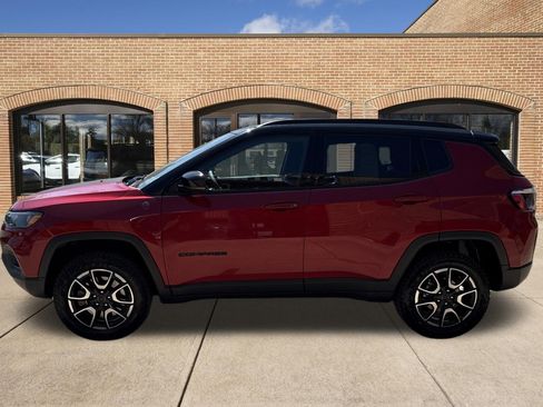 Used 2025 Jeep Compass Trailhawk AWD/4WD image 7