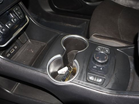 Used 2021 GMC Terrain SLT image 32