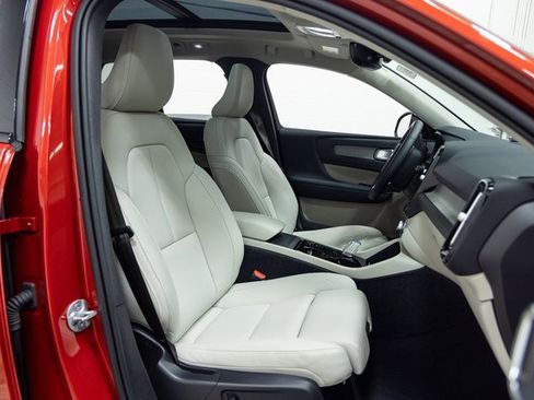 Used 2024 Volvo XC40 B5 Ultimate w/ Protection Package Premier image 12