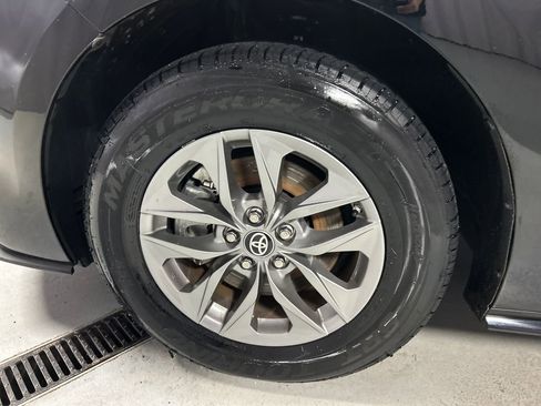 Used 2024 Toyota Sienna LE image 9