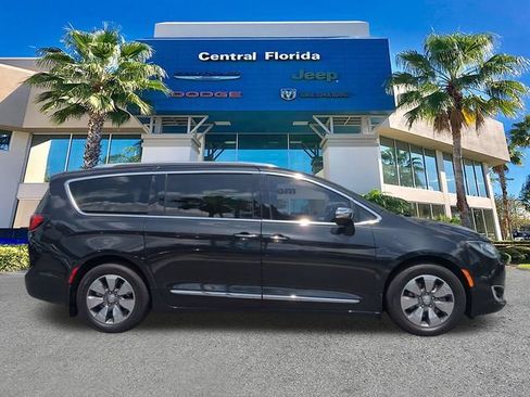 Used 2019 Chrysler Pacifica Limited w/ Advanced Safetytec Group FWD image 4