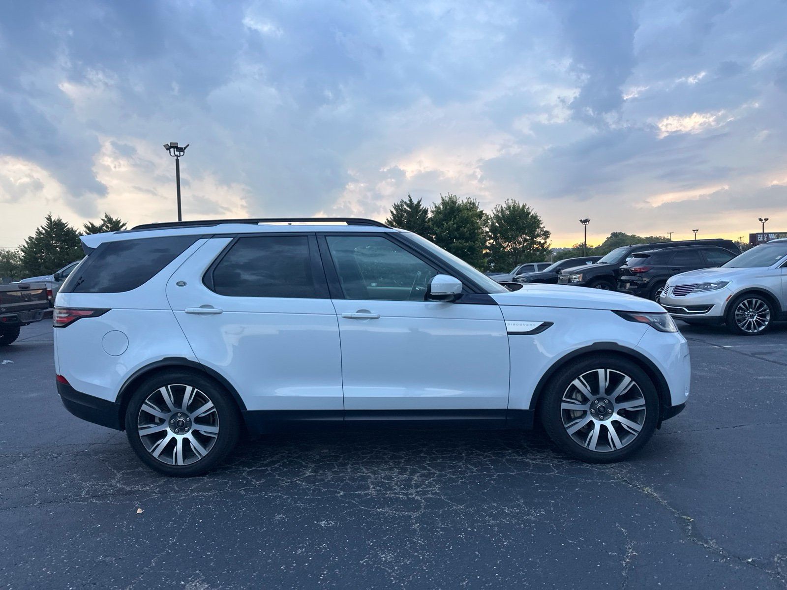 Used 2018 Land Rover Discovery HSE AWD/4WD image 4