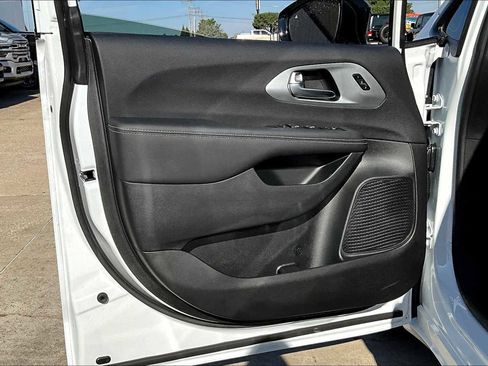 New 2026 Chrysler Pacifica Limited w/ S Appearance Package image 11