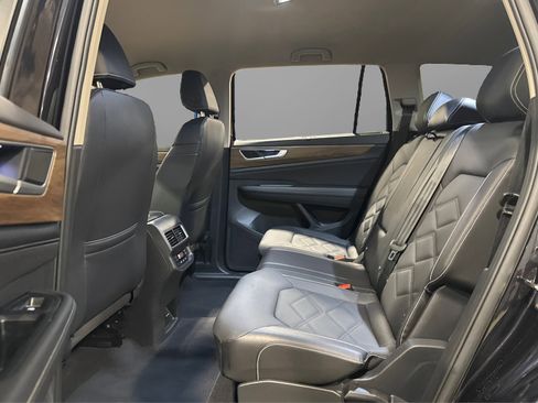 Used 2025 Volkswagen Atlas SE image 35