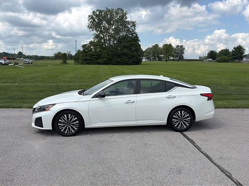 Used 2024 Nissan Altima 2.5 SV FWD image 2