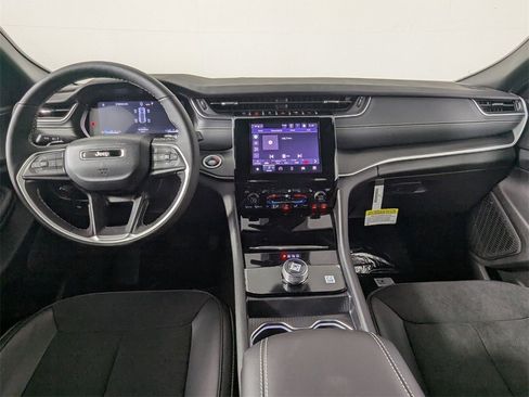 New 2025 Jeep Grand Cherokee Altitude image 16