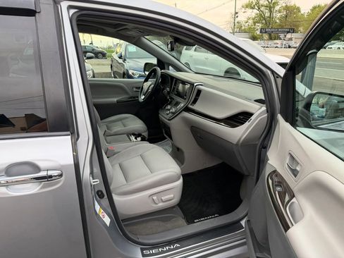 Used 2018 Toyota Sienna XLE w/ XLE Navigation Package AWD/4WD image 25