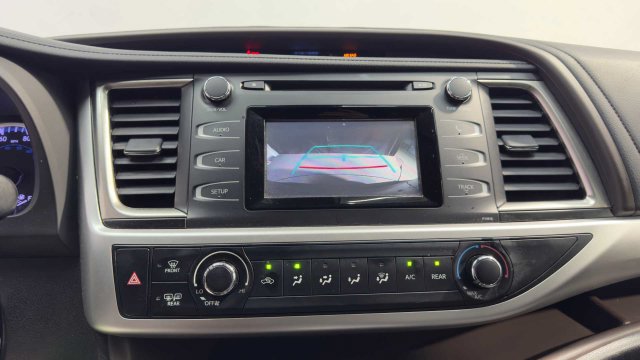Used 2019 Toyota Highlander LE FWD image 27