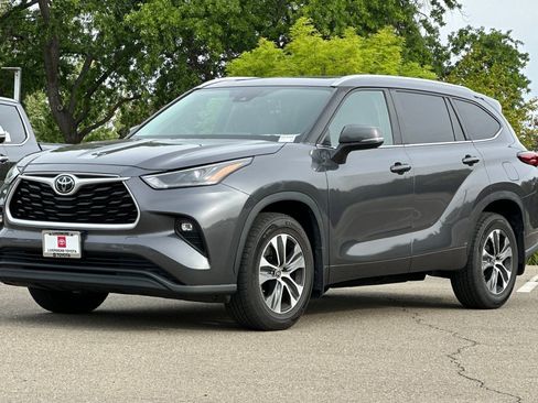 Used 2023 Toyota Highlander XLE AWD/4WD image 8